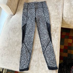 lululemon high-rise sole training legging, daisy dust alpine white black/black